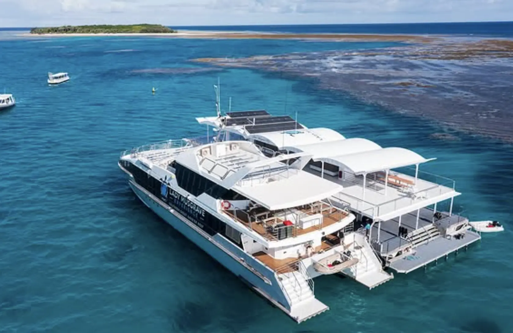 Glass-bottom boat tour overv coral reefs at Lady Musgrave Island